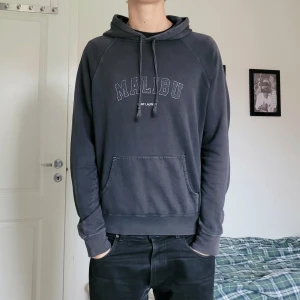 Saint Laurent hoodie - Extremt fet SLP hoodie! Cool sliten grå färg. Cond 7/10. Storlek M, modellen är 188, passar mindre.