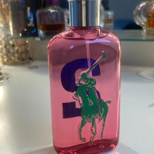 Ralph Lauren 50ml - Inte min typ av lukt hos parfymer, fick den som present och därför kommer inte till användning. Har aldrig används (man ser på bilden att den är full). Nypris 650kr säljer den för 150kr. Originalförpackningen finns ej kvar. 