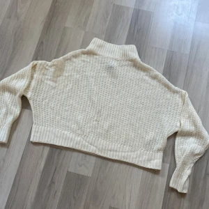 Stickad tröja  - Fin vit stickad tröja med lite högre krage. Den klassas som en magtröja😇den är använd några gånger tidigare men den är i ett fint skick 