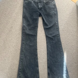 Svarta bootcut jeans - Säljer ett par snygga grå svarta bootcut jeans. Toppen skick endast andvända max 4 ggr då de inte passar mig