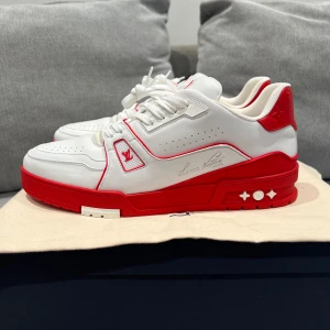 Louis Vuitton Trainers  - Säljer nu dessa sjuka lv trainers. Dem är splitter nya och både låda och dustbag medföljer. Skorna är storlek 8 vilket motsvarar ungefär 43. Har ni frågor är det bara att skicka!  Nypris: 13 000kr Mitt pris: 8999kr