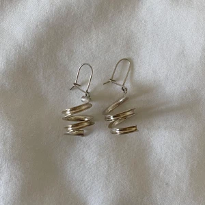 Silver 925 830 835 vintage  - Cute örhängen i silver! Har putsat dem med silverpluts. Kan inte hitta någon stämpel men är köpa som silver 