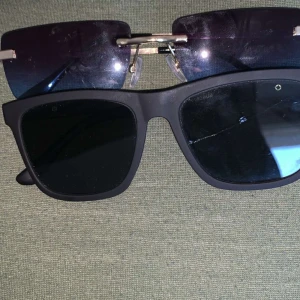 Lacoste & Huncho - LACOSTE GLASÖGON OCH EN HUNCHO. Lacoste e lite sönder i glaset kan sälja den för mindre 