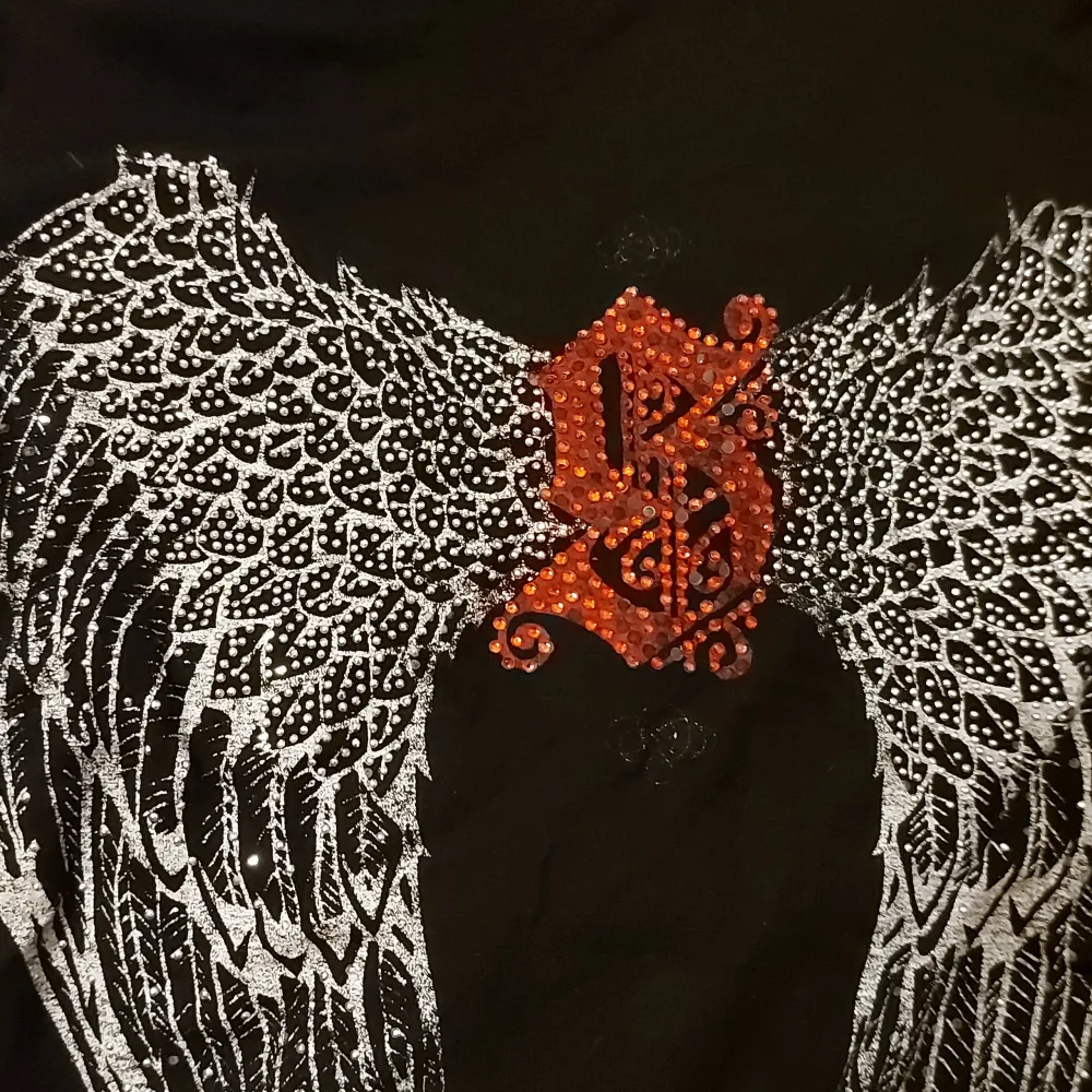 Står XXL men den passar bra på M och är stretchig. Några rhinestones har ramlat av och kan sitta lite löst! Jätte fin tröja men är kristen så den blir inte använd. T-shirts.