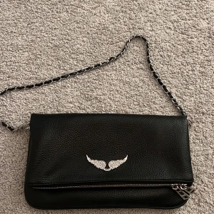 Zadig&voltarie väska - Säljer en snygg svart väska från Zadig&voltarie💕 den är använd ganska många gånger och har några defekter på dragkedjorna, därav priset😊skriv vid funderingar❤️