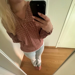 Gullig topp  - Gullig topp, men lite ”ballong” ärmar som en fin detalj. Bra skick🩷🩷