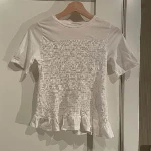 Smockad topp - Vit smockad topp från Gina Young, strl 158/164, passar mig som har xs/s som en vanlig topp. Aldrig använd, nypris 279kr❤️