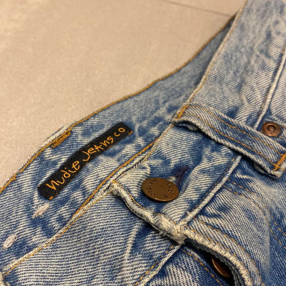 Hej! Säljer nu dess riktigt snygga och bekväma Nudie jeans i storlek: W28 & L30. Unik och strilren tvätt som sitter perfekt på mig som är cirka 175cm. Skriv vid frågor eller funderingar💬 . Jeans & Byxor.