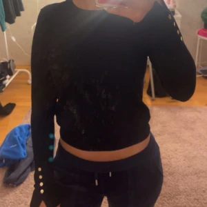 Fin stickad tröja med guld knappar från Zara! - Svart trendig finsticksd tröja med guldknappar från Zara! Slut såld vid tillfället på Zaras hemsida vilket gör den mer unik. Köpt för 299! I nyskick! Storlek S!