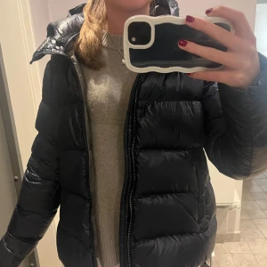 Vinterjacka  - Intresse koll på min colmar vinterjacka som för tillfället är slutsåld. Säljer den bara om jag får 3000 för den då jag köpte den för 5900 för 1,5 år sedan💕 Den är använd med i bra skick. Storleken på jackan är Italiensk 42 men motsvarar en S svensk. 