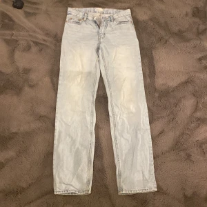 Jeans - Ljusblåa straight jeans, använt mycket men bra skick
