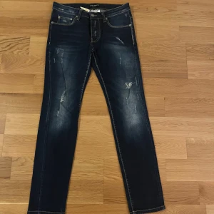 Dolce & Gabbana jeans - Feta mörkblåa dolce & Gabbana jeans med snygga slitningar. Priset kan diskuteras, skriv gärna om ni har funderingar!