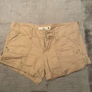 Low waist shorts - Jättesöta low waist shorts, passar någon som har ca W26 jag som har 36 i vanliga byxor kan ha dom men sitter väldigt tajt. Vintage❤️