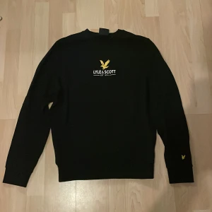 LYLE&SCOTT - Lyle&Scott hoodie säljes.  Storlek: M Jag säljer denna hoodie för att den inte passar mig längre.  Inget slitage på tröjan. Vill ni ha mer info eller bilder är det bara att höra av er!