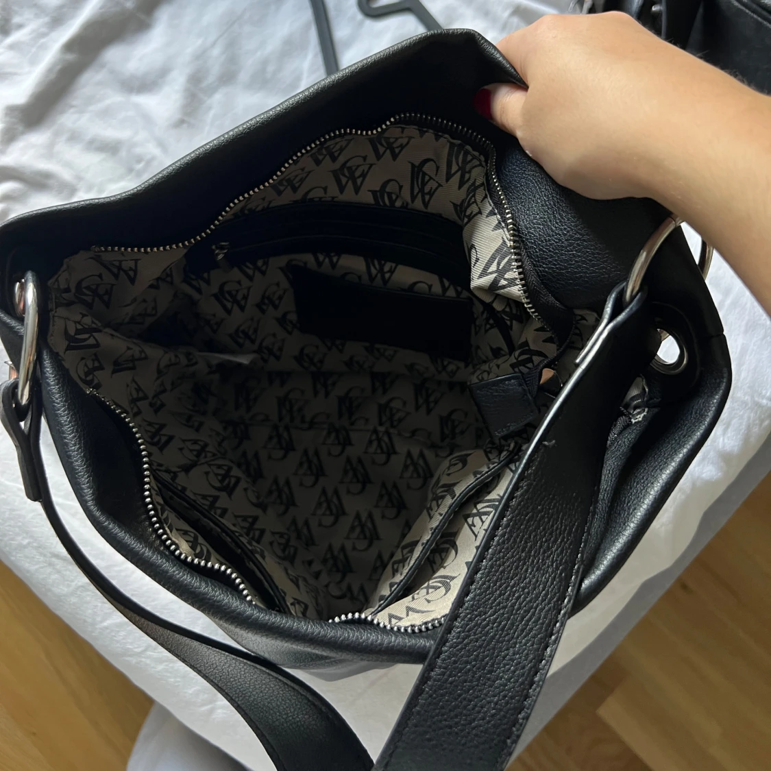 Svart axelväska med dragkedja - 91