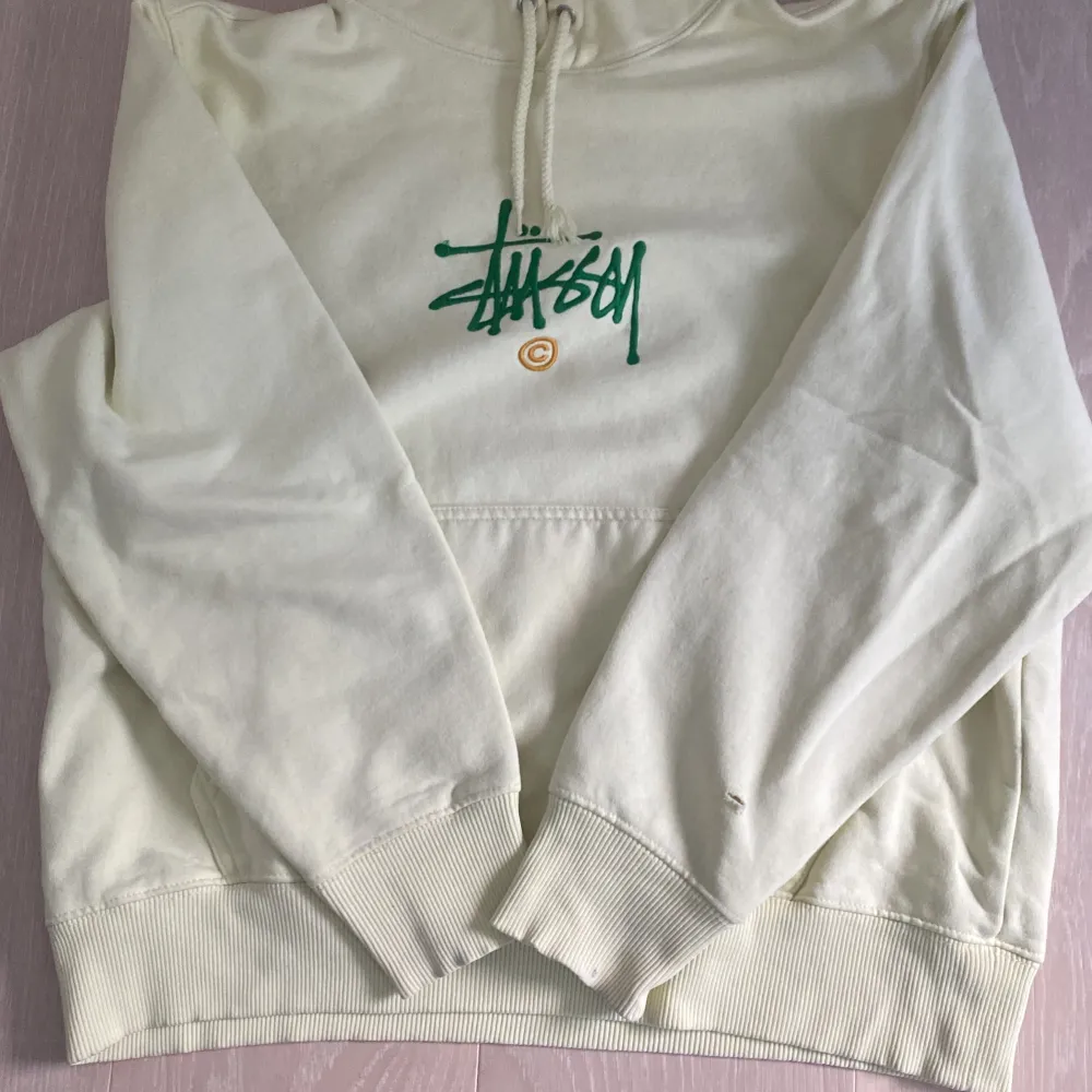 Neon gul/grön stüssy hoodie. Köpte för 1600kr. Bra condition förutom ett litet hål på ärmen. Jätte bra fit, håller dig varm och är mjuk.. Hoodies.