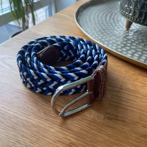 Flätat bälte - Säljer mitt marinblå flätade bälte helt nytt! Perfekt nu till hösten 🍁🍂