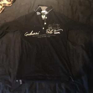Longsleave - Skitsnygg långärmad polo tröja från galvanni som tyvärr var för liten. Köpt second hand men inte använd av mig. Den är svart blå med jättefina detaljer. Fråga om du har frågor!