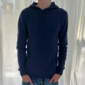 John Henric hoodie - 100% kaschmir || Unik färg då den inte säljs längre || 9/10 skick, inga defekter || Perfekt inför höst/vinter || Pris är diskuterbart!