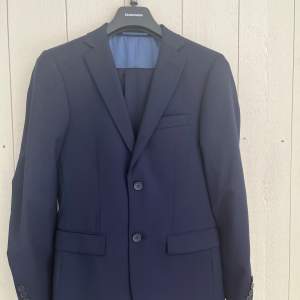 Blue wool stretch suit. Fint skick. 44 Regular 