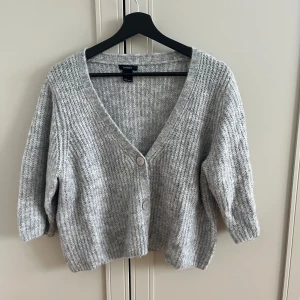 Kortärmad kofta från Lindex🩶 - Säljer denna gråa kortärmade koftan från Lindex! Jättesnygg, får bara inte användning av den. Använd ca 1 gång så den är i jättebra skick😊Strl M med passar även S jättebra.