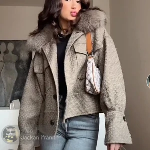 Meotine jacka - Så snygg jacka från meotine.  Lite nopprig som man kan se enligt bilder. Kan tänka mig att byta med någon som har en svart. 