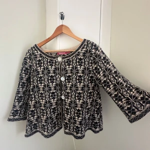Mönstrad stickad kofta  - Mönstrad stickad kofta från Indiska med utsvängda ärmar 