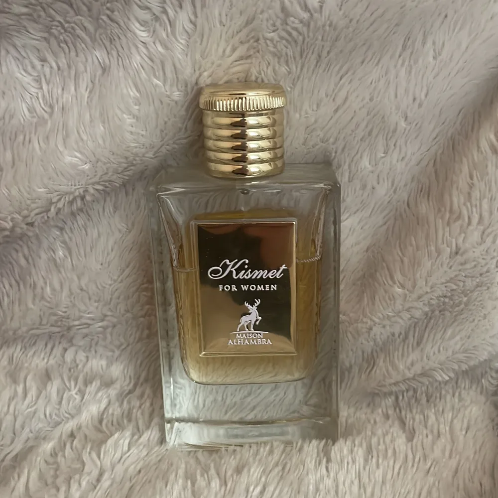 Maison Alhambra Kismet for Women eau de parfum låter dig njuta av doften under en lång tid. Det är en av de mest koncentrerade formlerna på grund av de 10 % till 20 % parfymoljor som en eau de parfum innehåller. För en ännu längre doftupplevelse, . Parfym.