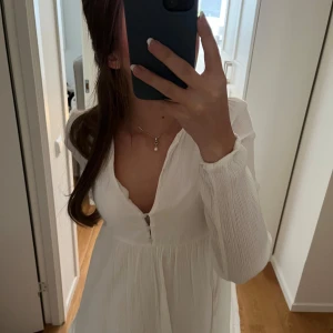 Vit klänning! - Säljer denna vita klänningen från bikbok!💓