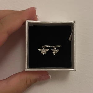 Silver örhängen  - Säljer dessa coola orhänge som jag fått i present men aldrig använt!! Så varan är helt ny!
