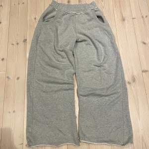 Jaded baggy sweats - Säljer mina nya Jaded baggy mjukisbyxor för att dem är för stora för mig. Byxorna är bara använda max 3 gånger och dem är väldigt bra skick.  Benöppning: 34cm  Inseam: 78 cm Storlek: S Fråga gärna om mer bilder eller mått! Nypris: 800kr