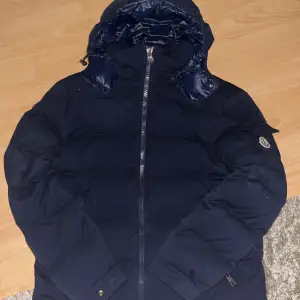 Moncler montgenevre short down jacket i super fint skick. Använt knappt. Storlek 2 vilket motsvarar M. Öppen för bud vid snabbaffär. Pris kan diskuteras.