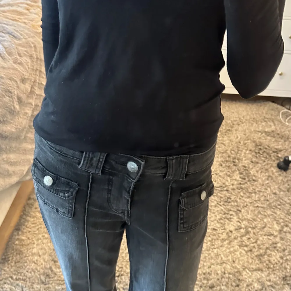 Säljer ett par svarta hm cargo jeans med coola fickdetaljer fram. Storlek 38. Jag är 178cm. Använd gärna ”köp nu”. Jeans & Byxor.