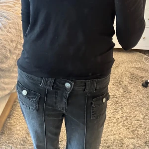 Svarta jeans med fickdetaljer - Säljer ett par svarta hm cargo jeans med coola fickdetaljer fram. Storlek 38. Jag är 178cm. Använd gärna ”köp nu”