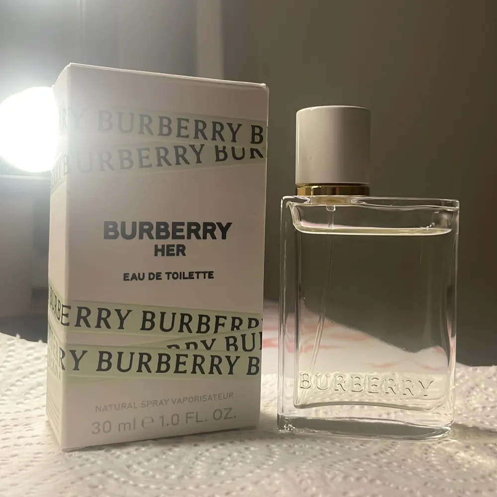 Säljer en elegant och fräsch Burberry Her edt. Perfekt för en fräsch och. Köpt på kicks för 925 kr. Se bild för mängd 🩷🫶🏻🩷den är underbar doft som kombinerar fruktiga och blommiga noter på ett elegant sätt. ca 98% kvar🍐🍓🫐🌷. Parfym.