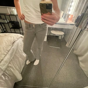 Grå bootcut jeans - Supersnygga jeans ifrån Gina som tyvärr jag vuxit ur, skulle annars görna behålla dem. Pris kan diskuteras, alltså är det inte fast! Kontakta för fler frågor💕