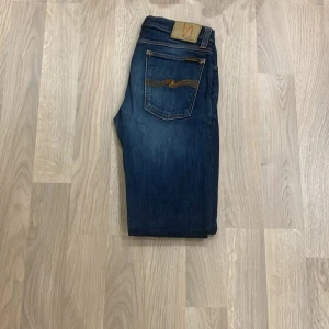 Nudie jeans  - Snygga Nudie jeans som är nästan helt nya nypriset på dessa ligger på 1600 men vårat pris är 399 priset kan diskuteras 