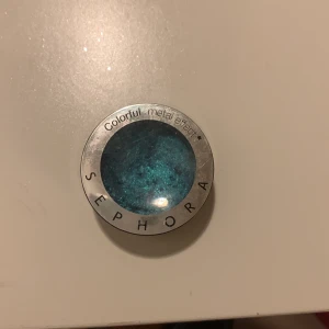 Blå ögonskugga från Sephora - Säljer en superfin blå ögonskugga från Sephora i nyansen '60's Vibes'. Den har en metallisk finish som verkligen poppar! Perfekt för en färgglad look eller en utekväll. Kommer i en praktisk liten förpackning som är lätt att ta med sig.