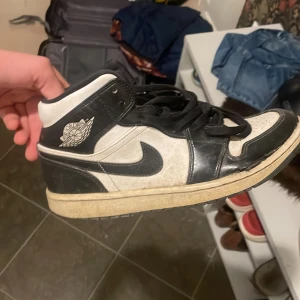 Jordan 1 carbon fiber - Säljer dessa jordans till ett jätte billigt pris då dem är rätt så slitna på höger skon men den vänstra är i jätte bra skick Det går att åtgärdas med lim utan några problem.  Nypris:3500 Mitt pris:250 Priset går att diskutera