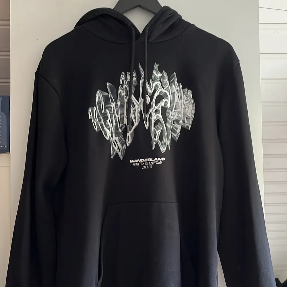 Säljer en ANT Wan hoodie från hans album wonderland storlek S hoodien är i limited edition och har ett riktigt fint skick då jag bara har testat den 1 gång så den är som ny det är bara att höra av er vid frågor, pris går att diskuteras  MVH Elliot . Hoodies.