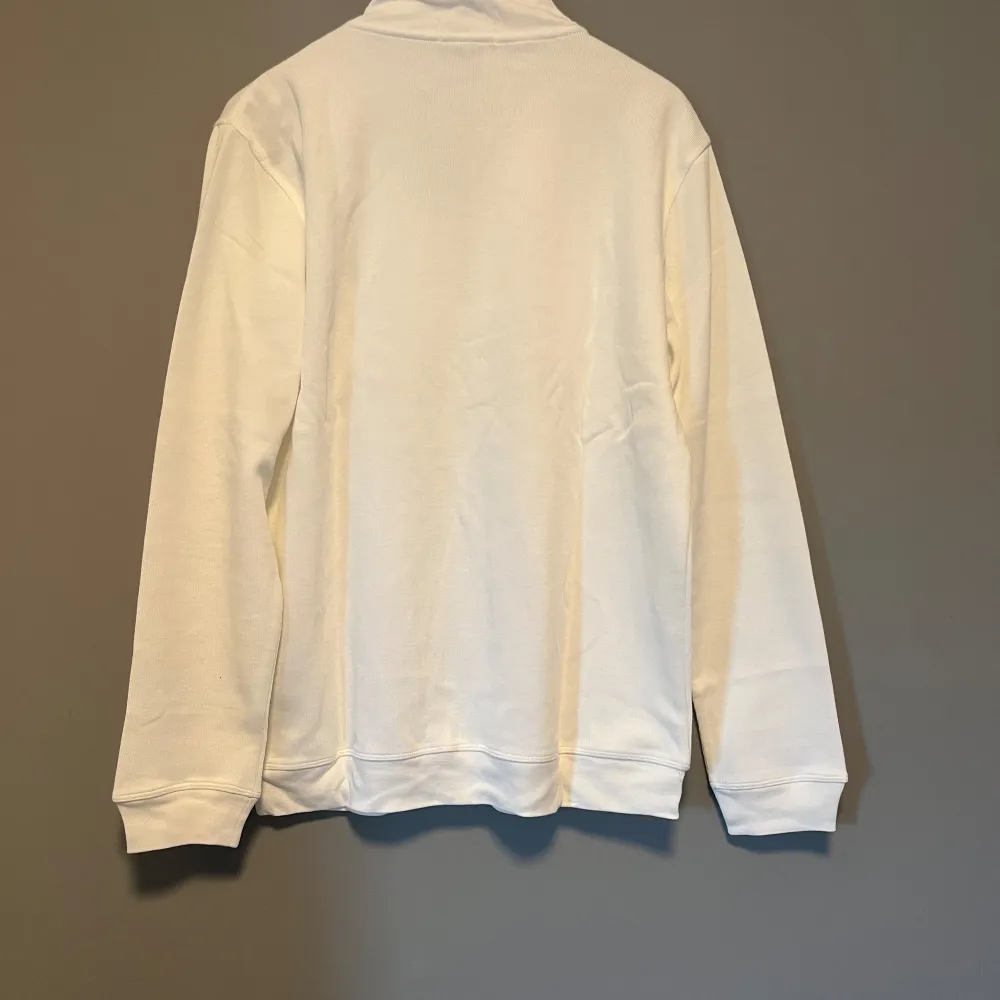 Vit Ralph Lauren quarter-zip. 10/10 skick aldrig använd. Kommer med original påsr och tags📦Väldigt bekväm och perfekt till vintern❄️Kan sänka priset vid snabb affär. Nypris:2000kr.. Hoodies.