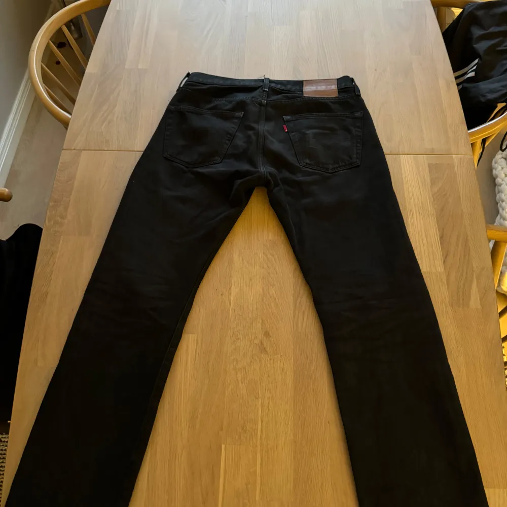 Säljer nu ett par Levis 501 i storleken W30 L30. Skicket på dom är helt okej typ 7/10 då de har tappat lite färg. Pris kan diskuteras vid snabb affär.. Jeans & Byxor.