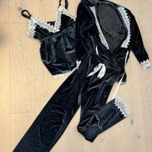 Pyjamas set - Säljer detta supersöta pyjamas setet💞 Inga defekter🩷 (lånade bilder)