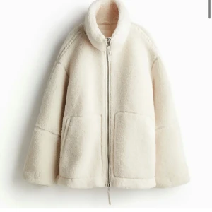 Vit teddyjacka från HM - Intressekoll på denna populära teddyjacka i storlek XS från HM. Helt oanvänd med prislapp kvar🤍 Säljer då jag är osäker!