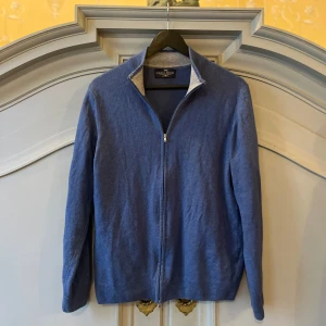 Kashmir Zip-Tröja - Mycket fin kashmirblend full-zip från italienska märket Iceland (10% kashmir). Blå/marinblå färg och storlek M. Mycket fint skick, inga skador eller revor. Köp för endast 599kr