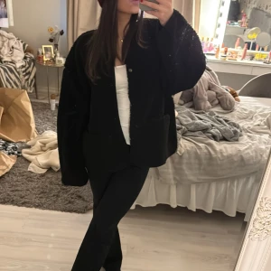 Svart teddy jacka  - Säljer denna helt nya jacka med prislappen kvar från H&M då den är för stor för mig. Säljer för 400kr storlek L. Slutsåld på hemsidan❣️