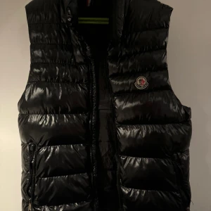 Moncler väst - Tja säljer nu min moncler väst då den ej används längre strl s-m men passar lite mer till M riktigt fin och är i bra skick kan också gå ner i pris kan också göra byten!!