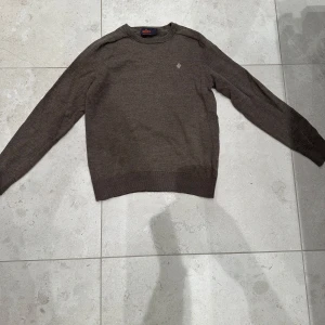 Morris Tröja - Säljer nu denna väldigt snygga Morris tröja i storlek L men den sitter som en S/XS då den har krympt i tvätten. Tröjan är gjord av 100% Merinoull😊 Original pris - 1300kr  Hos oss endast - 329kr