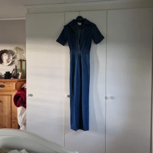 Jeansoverall 70-tal - Jättefin jeansoverall från 70-talet, obetydligt använd. Utställda ben. Midjemåttet är 63 cm, storlek 38. 100% bomull, 800 eller bud