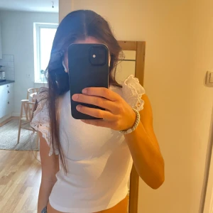 Vit blus ifrån Zara - Säljer denna jättefina vita blusen ifrån zara. Jättebra skick. Storlek S. 